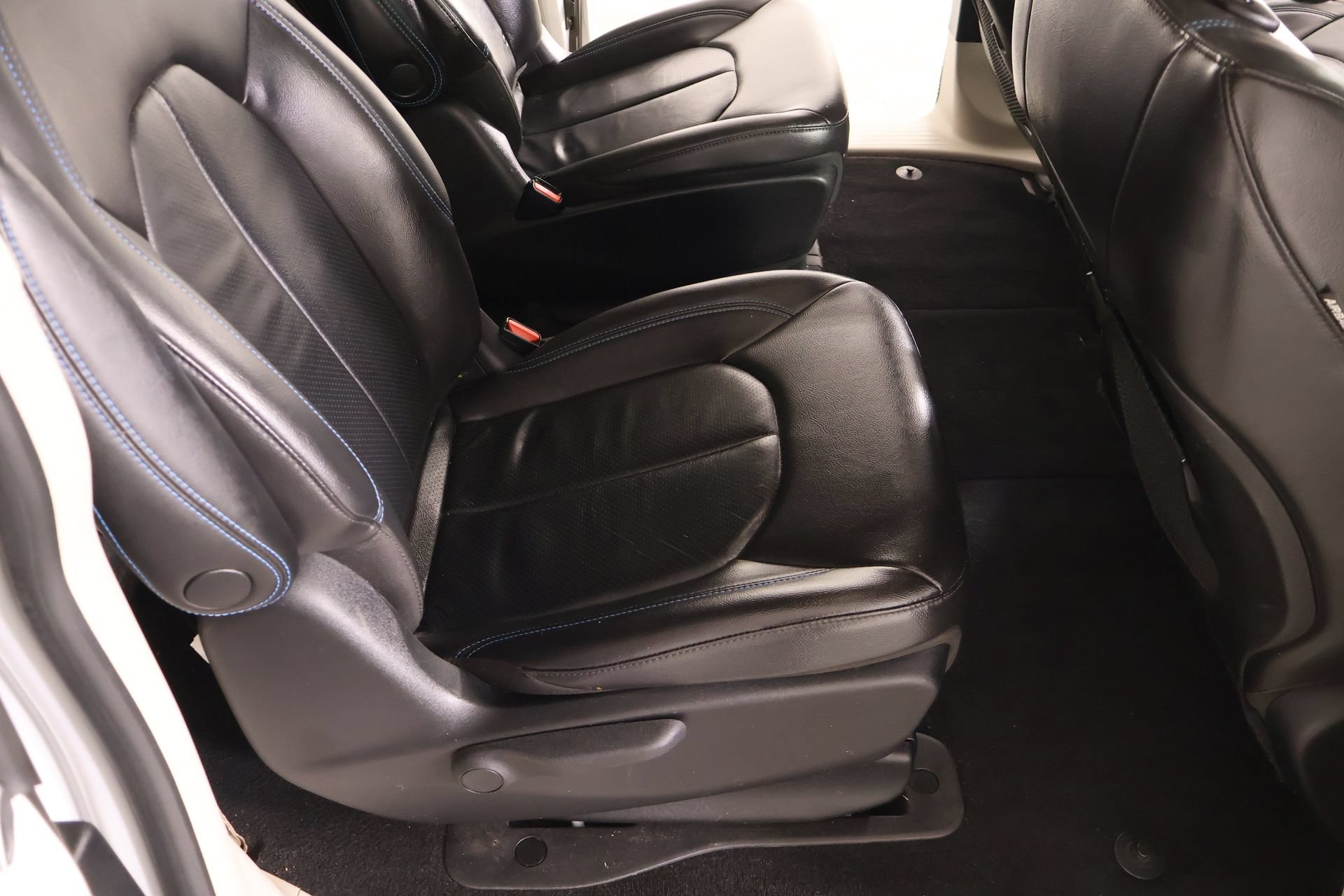 Used 2021 Chrysler Pacifica Touring-L FWD image 16