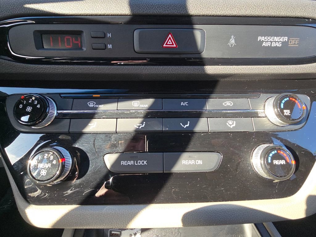 Used 2018 Kia Sedona LX image 28