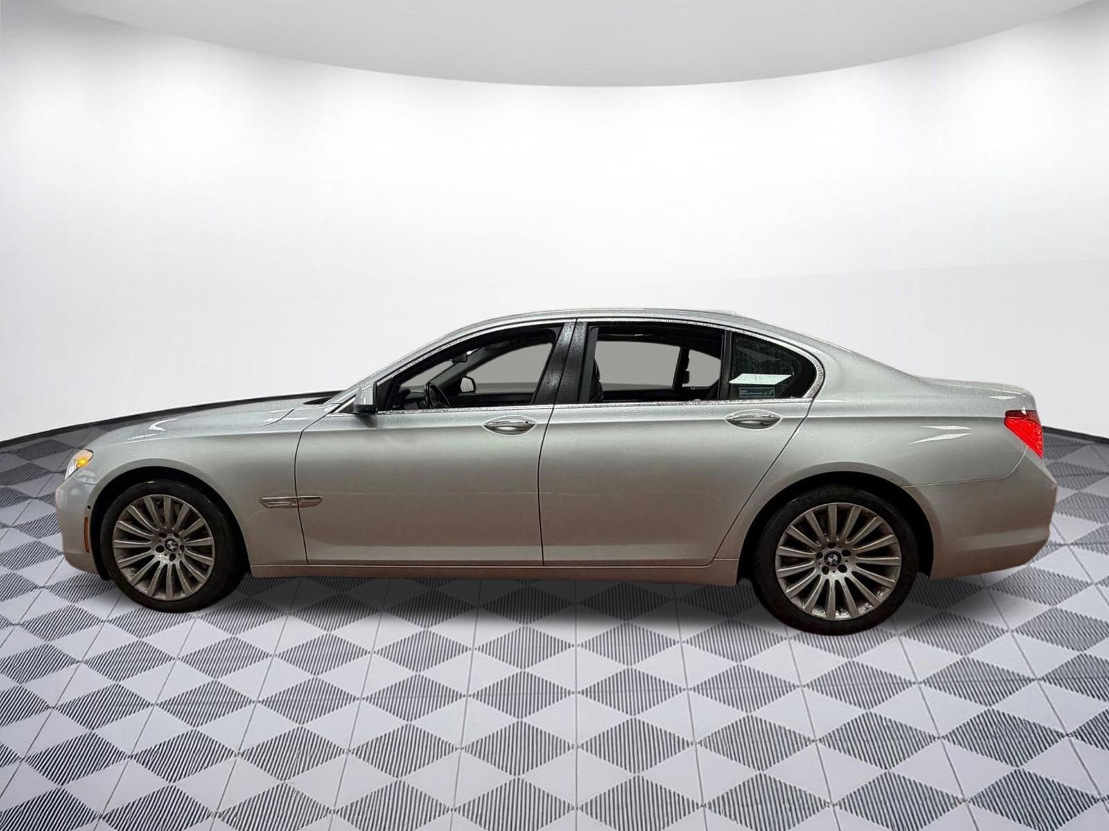 Used 2012 BMW 750i image 2