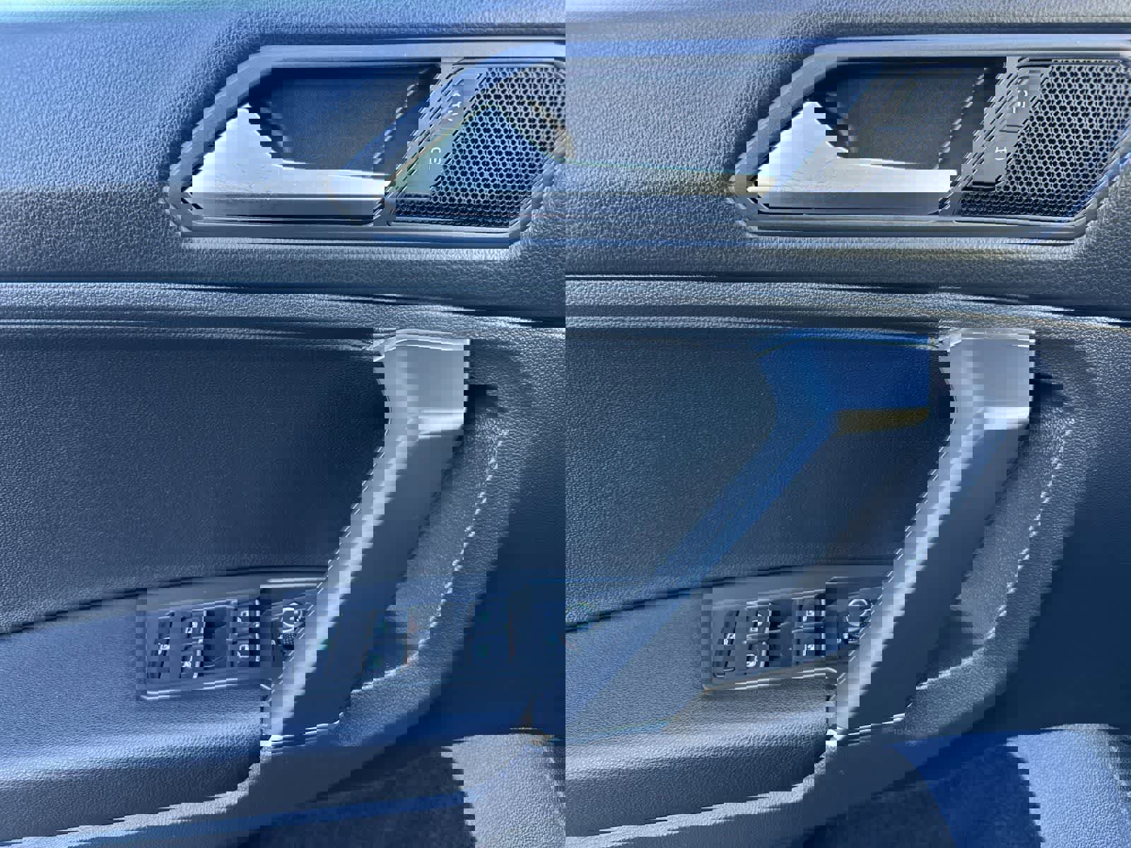 Used 2020 Volkswagen Tiguan SE w/ Panoramic Sunroof Package image 12