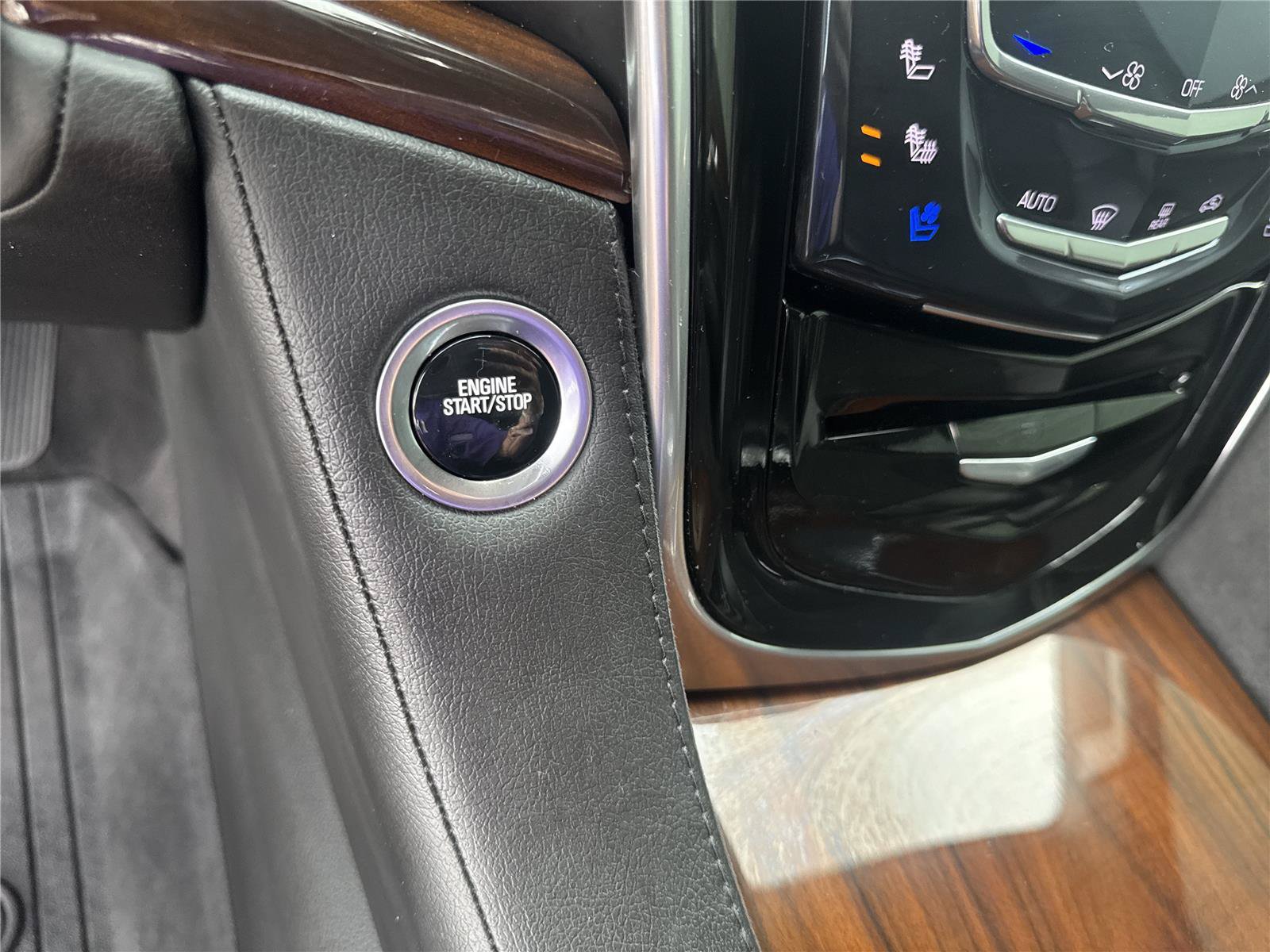 Used 2020 Cadillac Escalade Premium Luxury AWD/4WD image 25