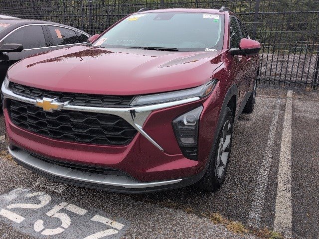 Used 2025 Chevrolet Trax LT w/ Driver Confidence Package image 1