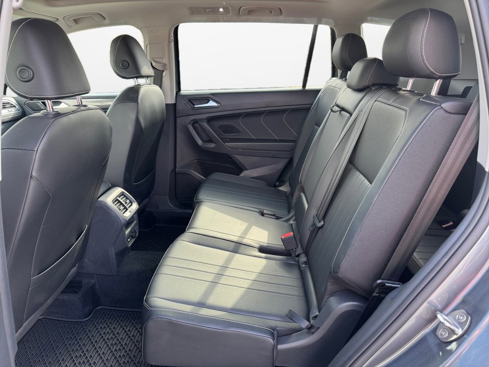 Used 2022 Volkswagen Tiguan SE w/ Panoramic Sunroof Package image 15