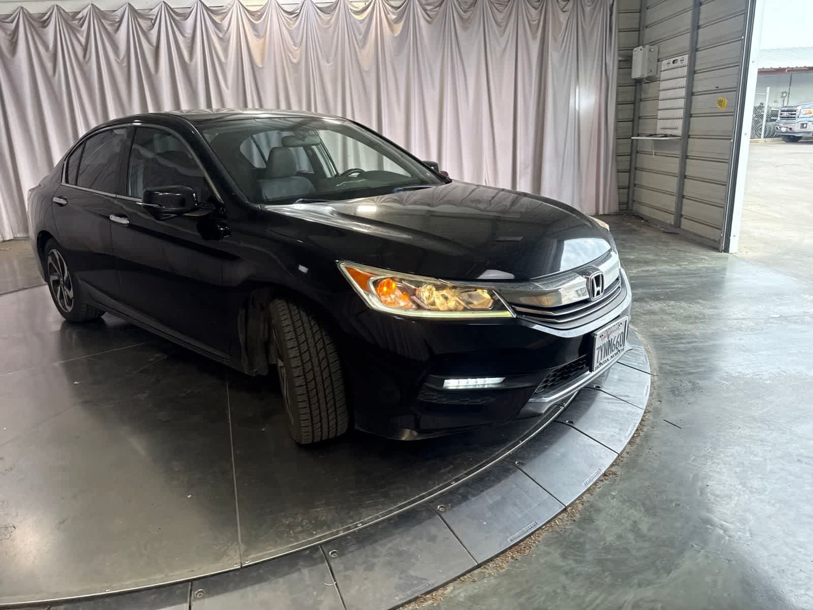Used 2017 Honda Accord EX image 2