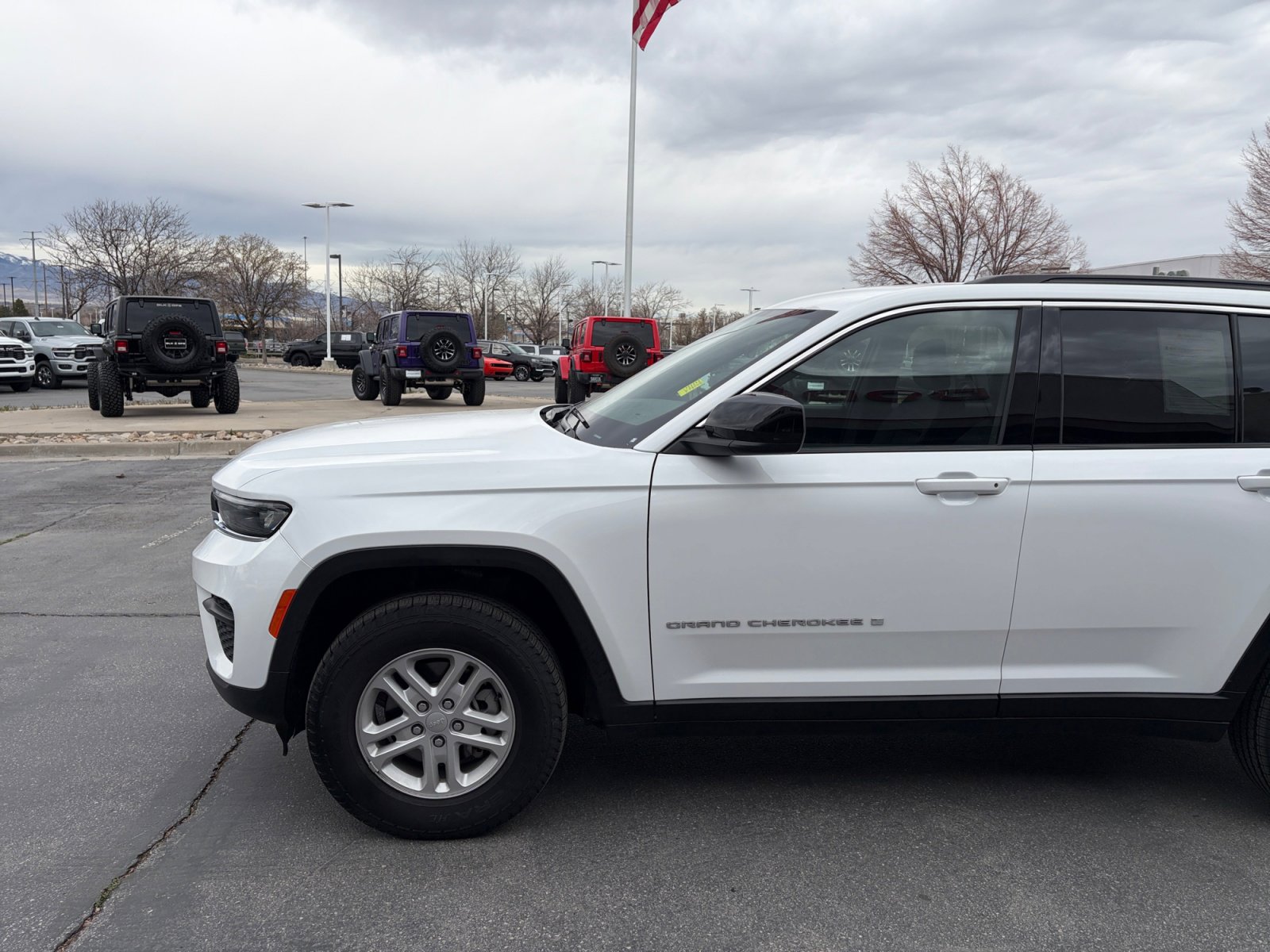 Used 2025 Jeep Grand Cherokee Laredo w/ Trailer Tow Package image 10