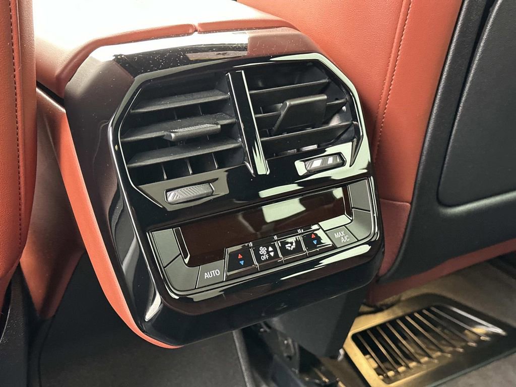 Used 2023 BMW iX xDrive50 image 29