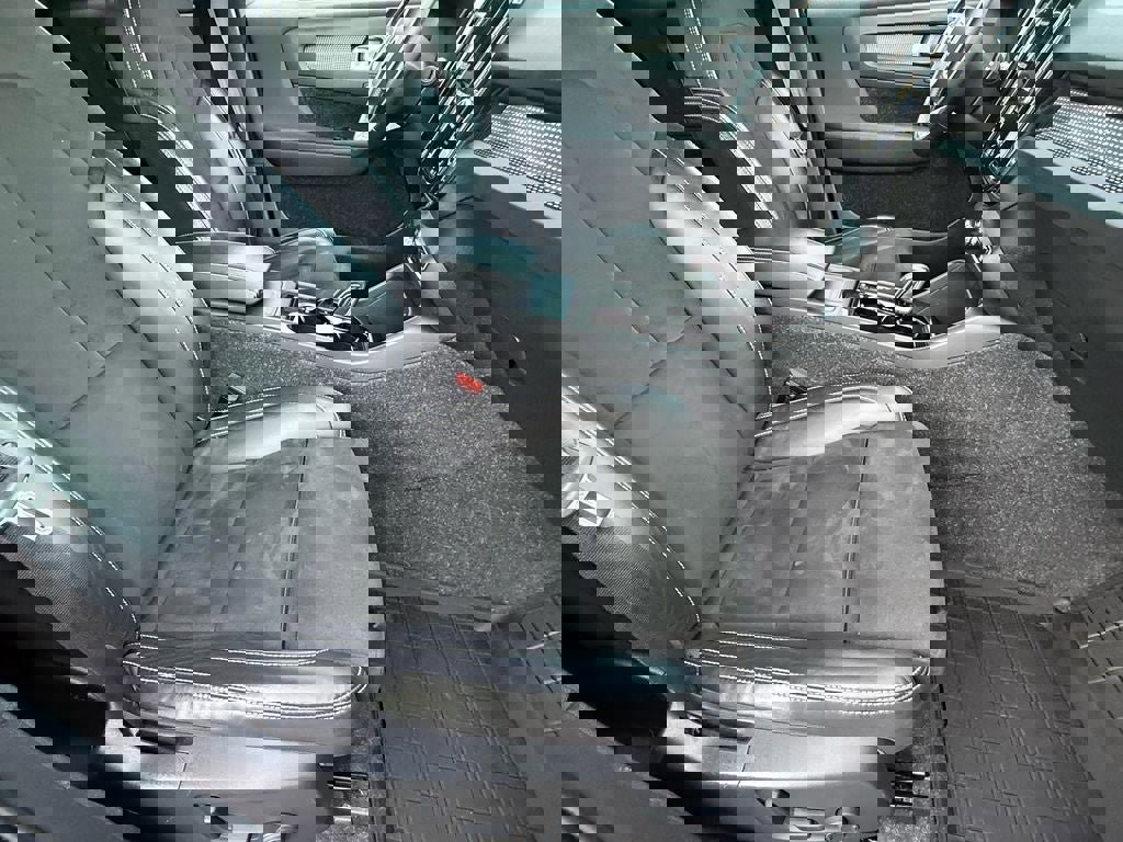 Used 2021 Volvo XC40 T4 R-Design w/ Advanced Package image 10