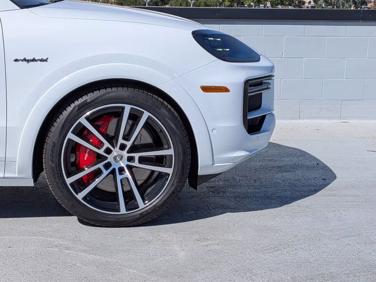 Certified 2025 Porsche Cayenne Turbo AWD/4WD image 11