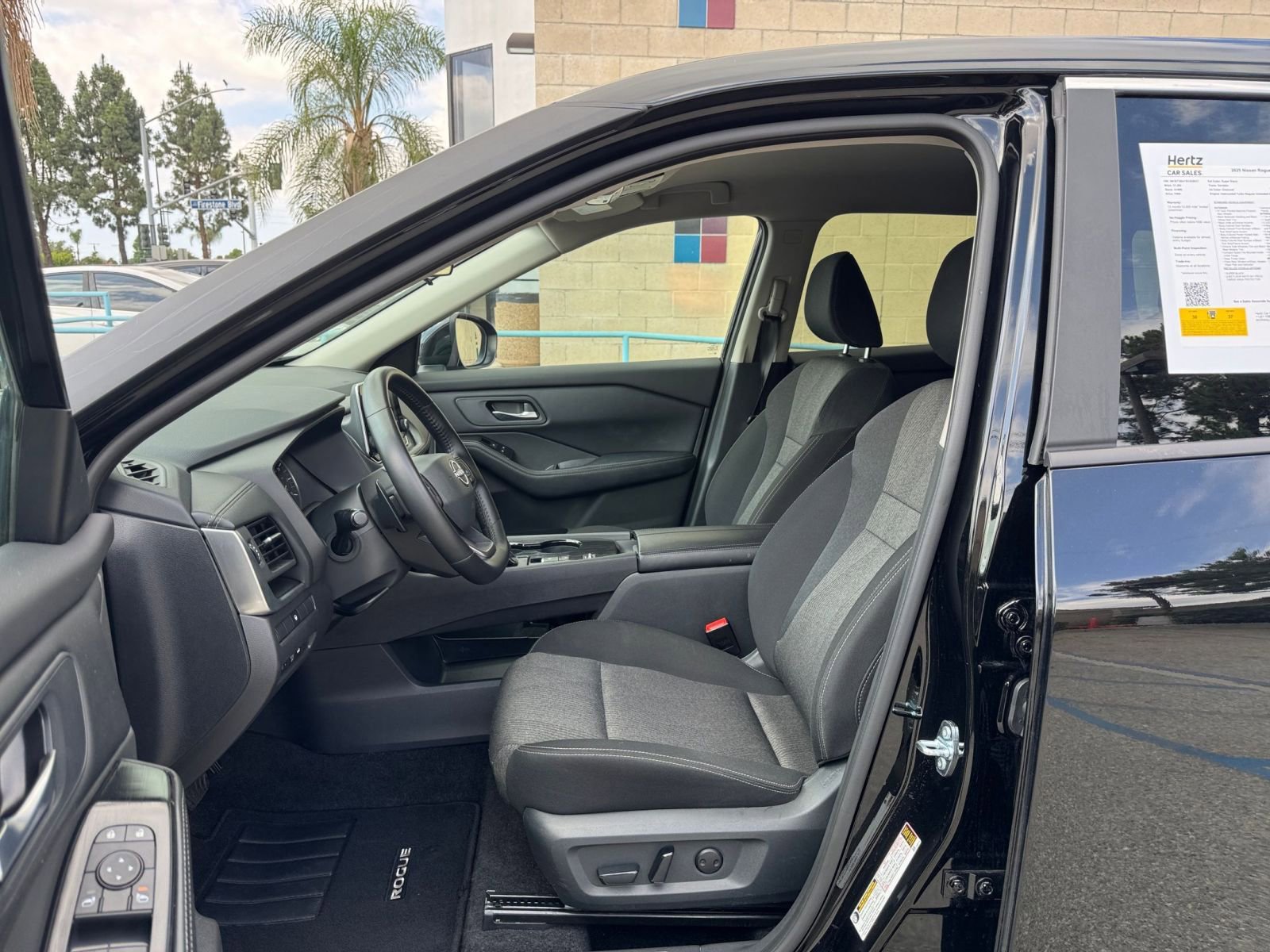 Used 2025 Nissan Rogue SV FWD image 29