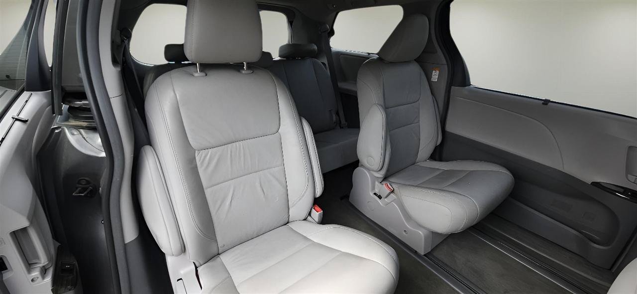 Used 2017 Toyota Sienna XLE w/ XLE Navigation Package AWD/4WD image 31