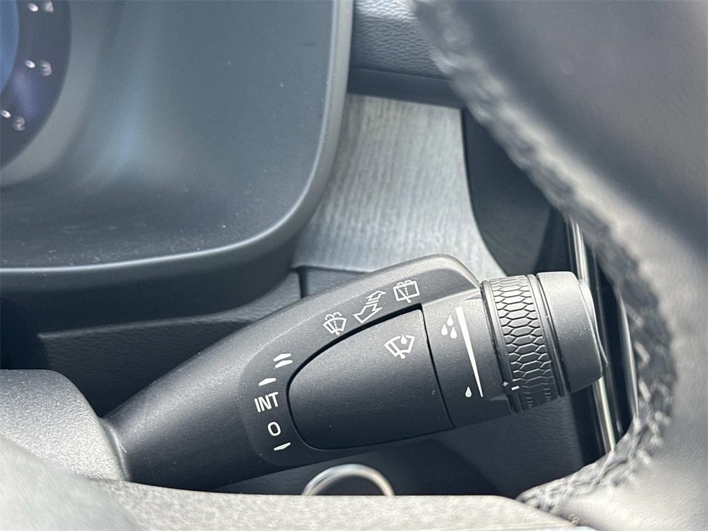 Used 2025 Volvo XC40 B5 Core image 25