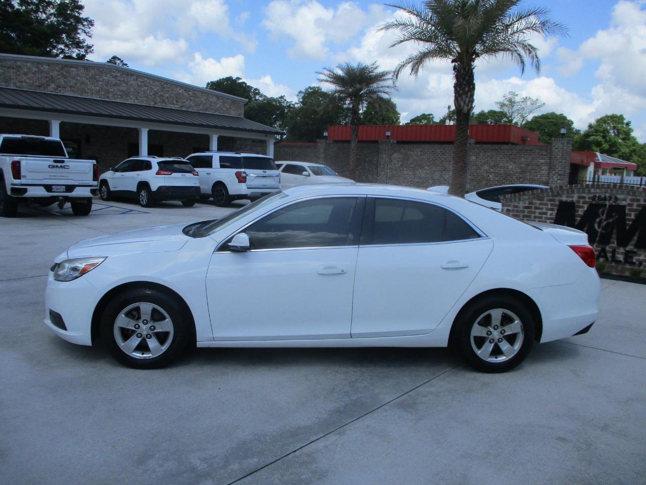 Used 2016 Chevrolet Malibu LT image 2