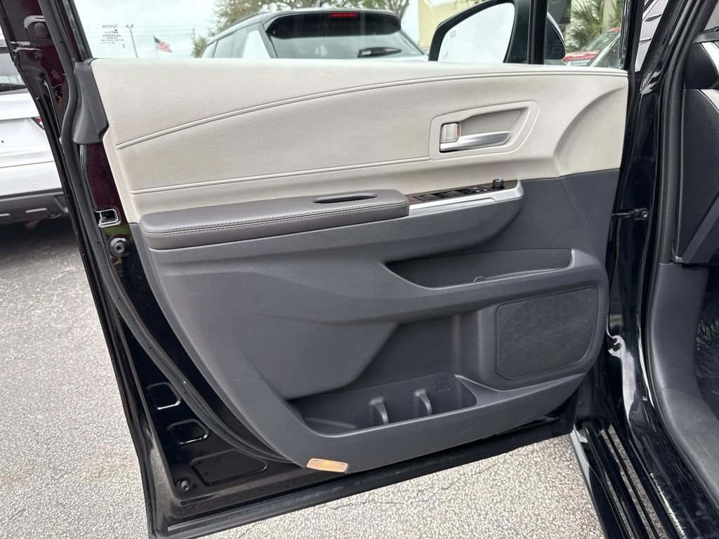 Used 2023 Toyota Sienna XLE image 19