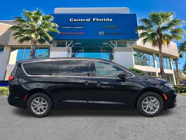 Certified 2025 Chrysler Pacifica Select FWD image 4