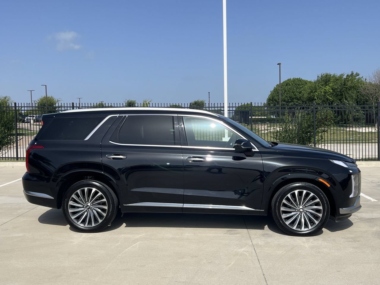 Used 2025 Hyundai Palisade Calligraphy AWD/4WD image 3