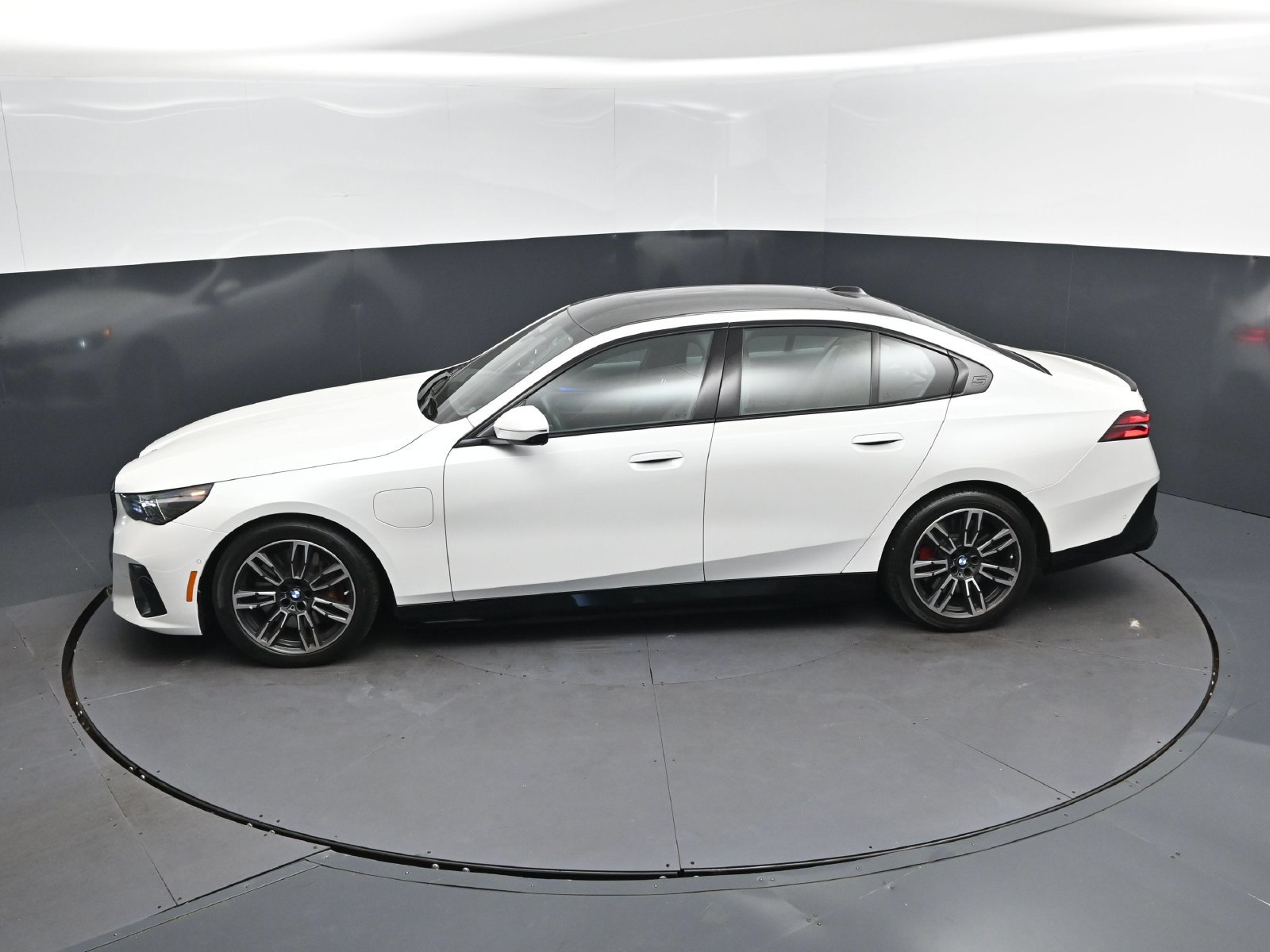 Used 2026 BMW 550e xDrive w/ Premium Package AWD/4WD image 36
