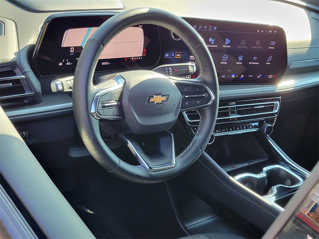 Used 2025 Chevrolet Traverse LT image 3