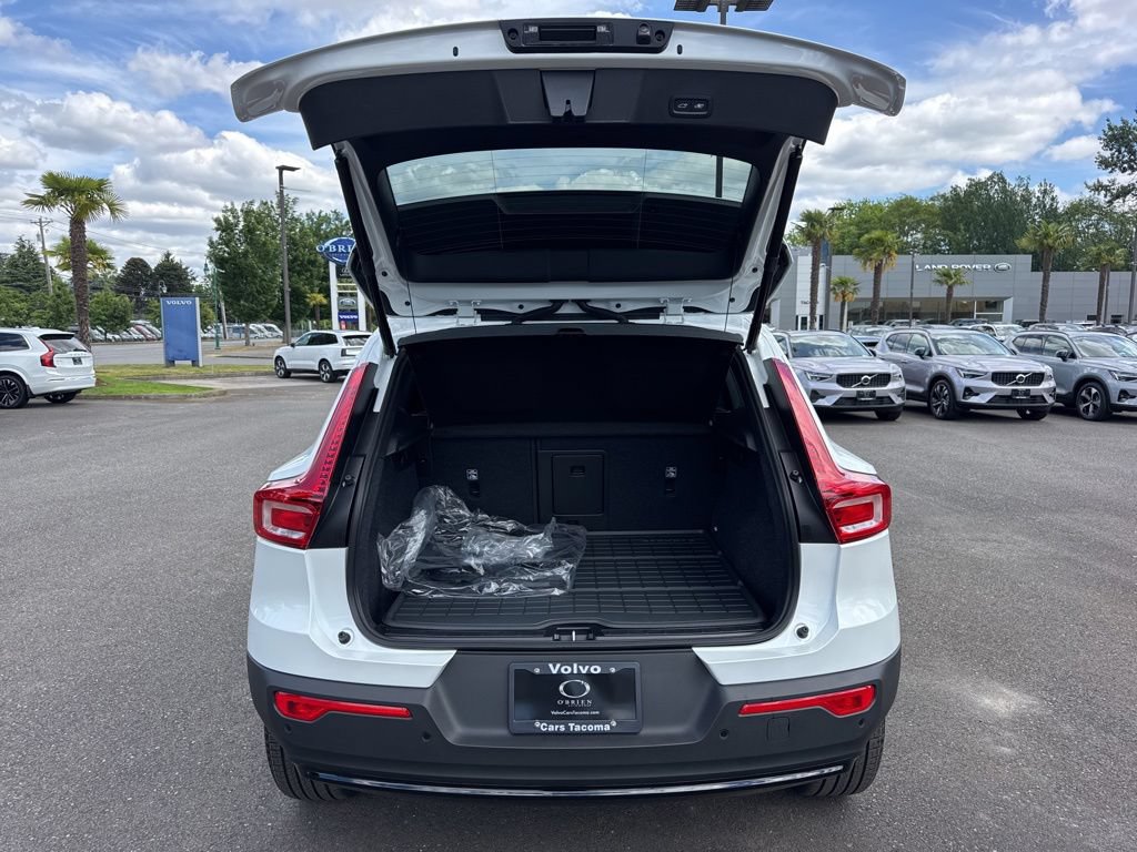 New 2026 Volvo XC40 B5 Plus w/ Climate Package AWD/4WD image 16