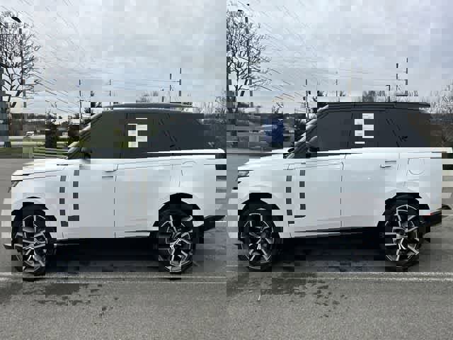 Used 2025 Land Rover Range Rover SE image 2
