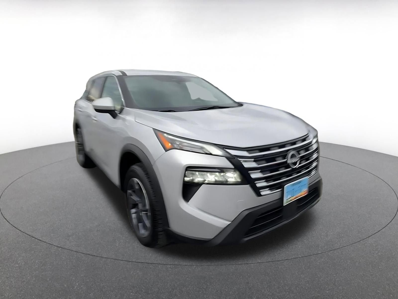 Used 2025 Nissan Rogue SV image 3