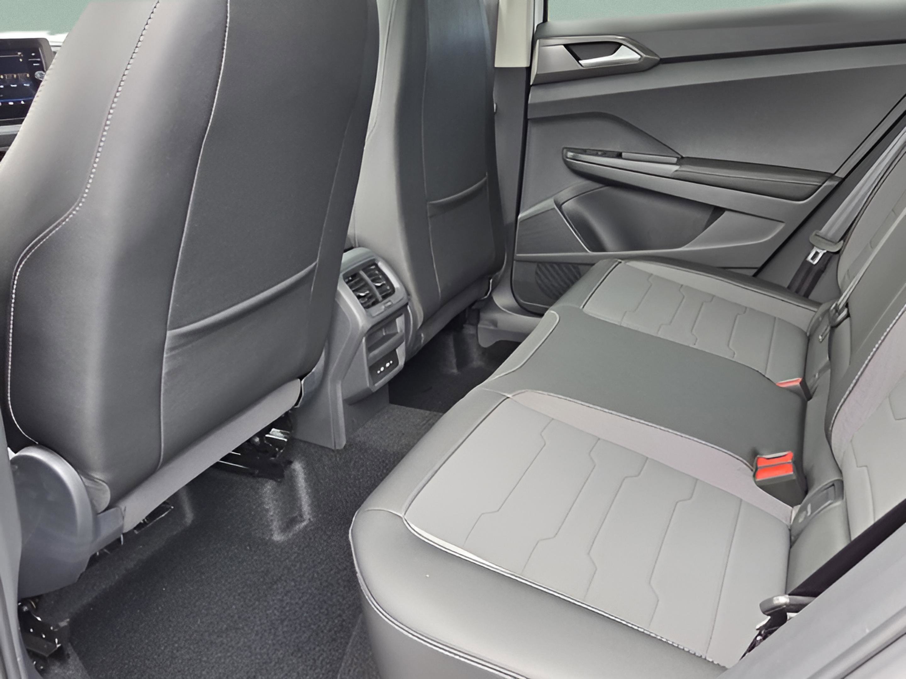 New 2026 Volkswagen Taos SE FWD image 9