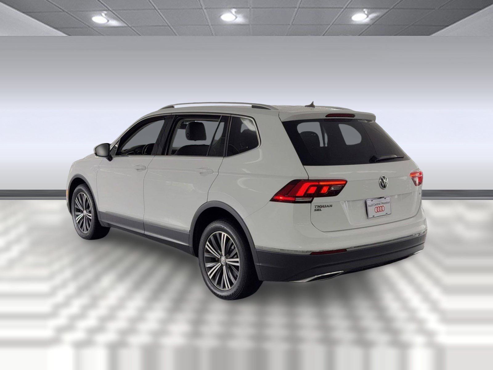 Used 2018 Volkswagen Tiguan SEL FWD image 3