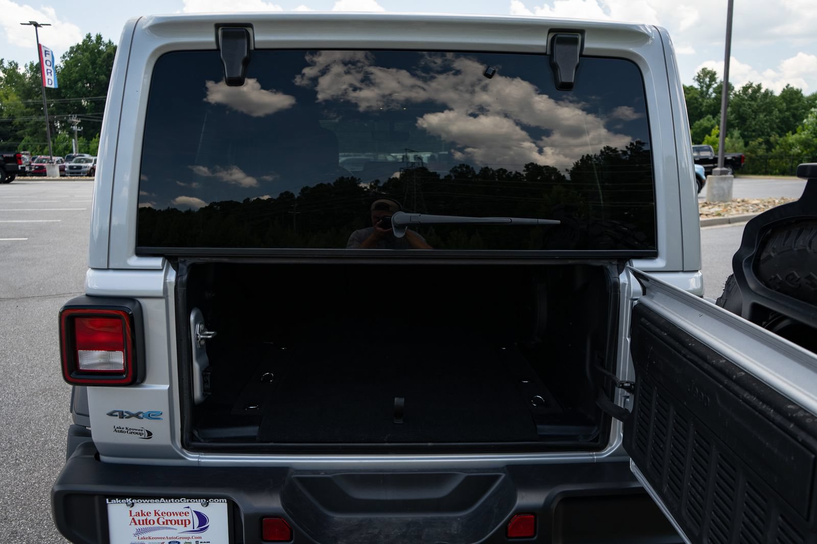Used 2023 Jeep Wrangler Unlimited w/ Sun & Screen Package AWD/4WD image 9