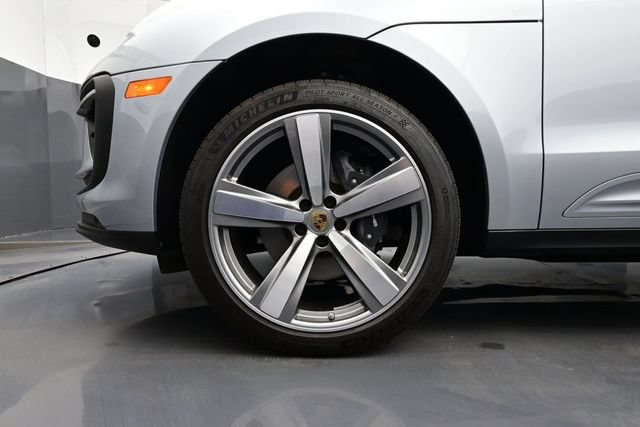 Certified 2025 Porsche Macan AWD/4WD image 6