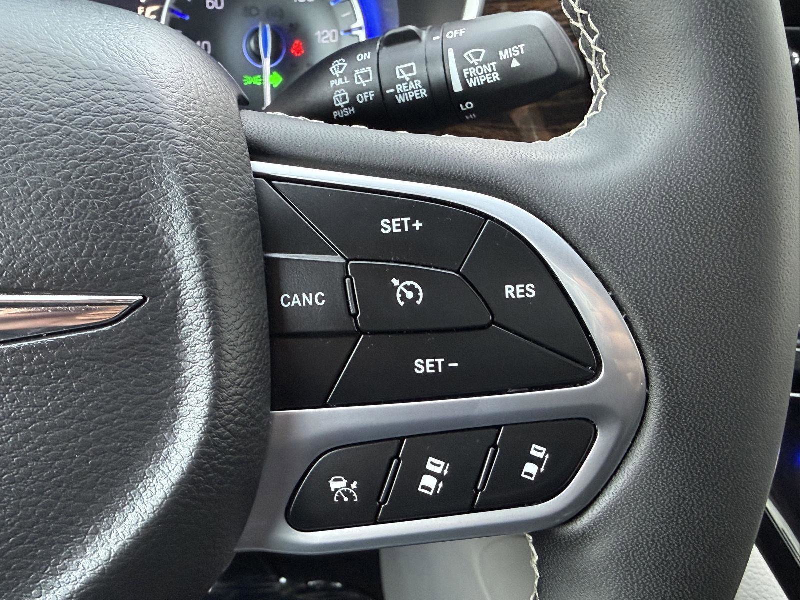 Used 2024 Chrysler Pacifica Limited image 21