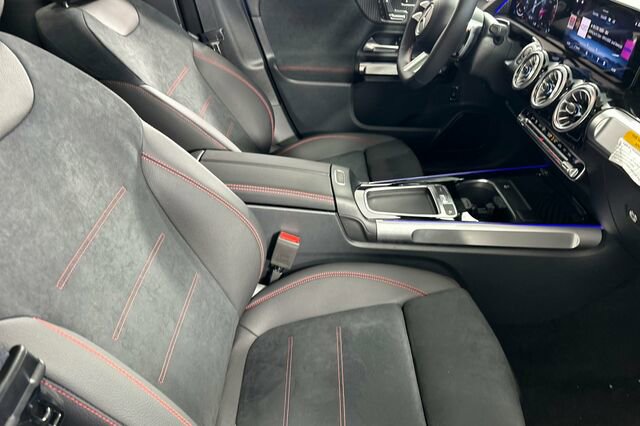 Used 2024 Mercedes-Benz GLB 250 image 16