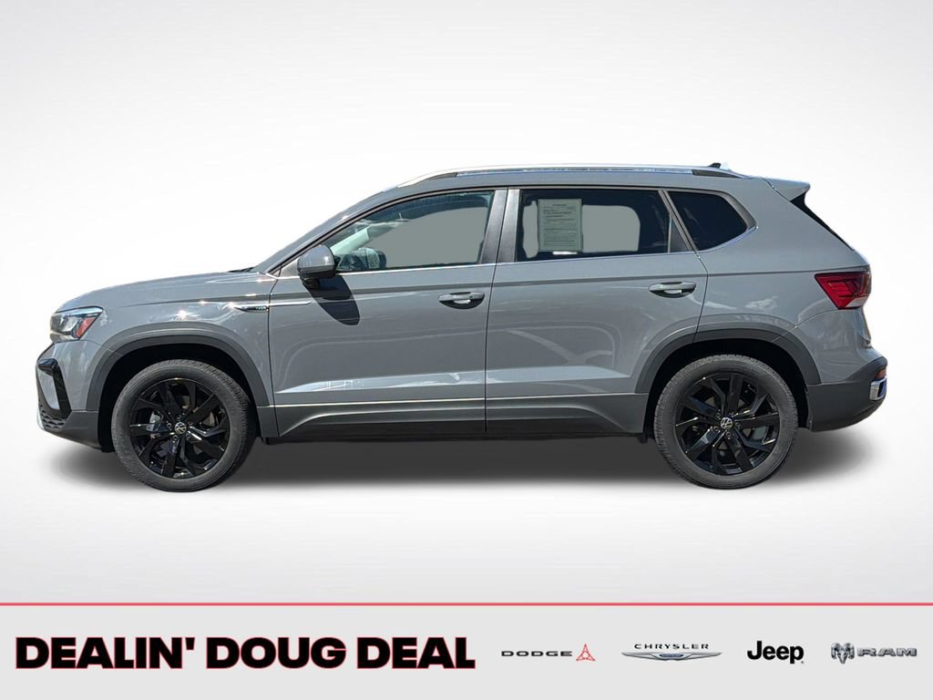 Used 2022 Volkswagen Taos SE FWD image 2