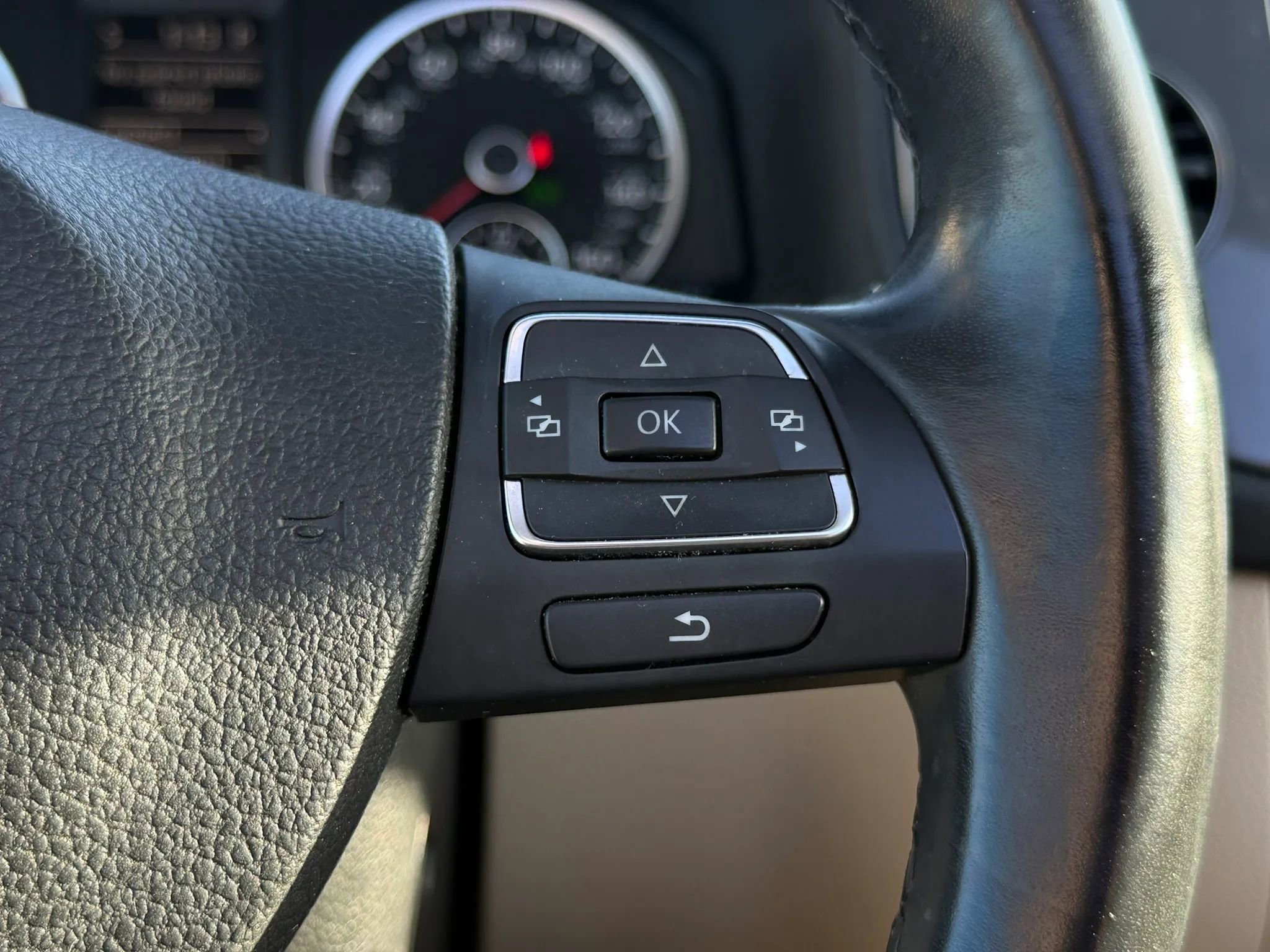 Used 2014 Volkswagen Tiguan SEL FWD image 34