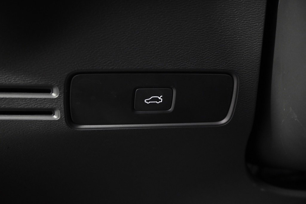 Used 2025 Volvo XC40 B5 Plus image 24