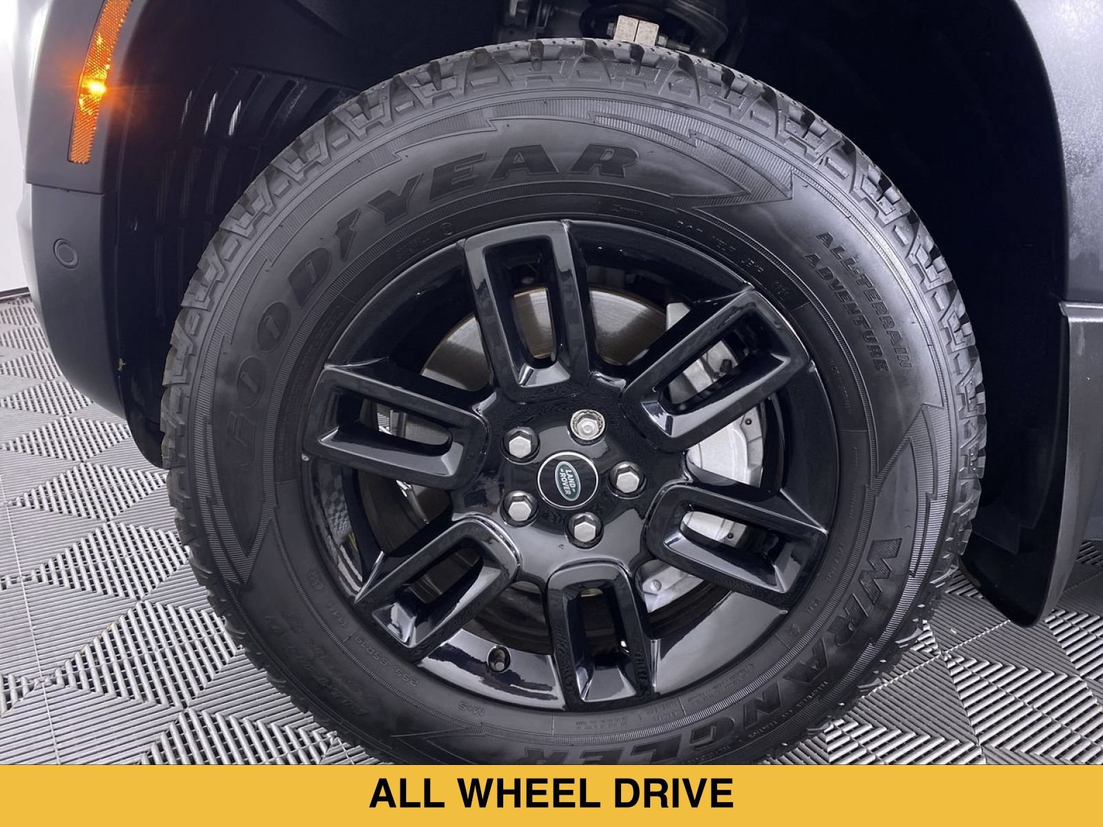 Used 2023 Land Rover Defender 90 SE AWD/4WD image 17