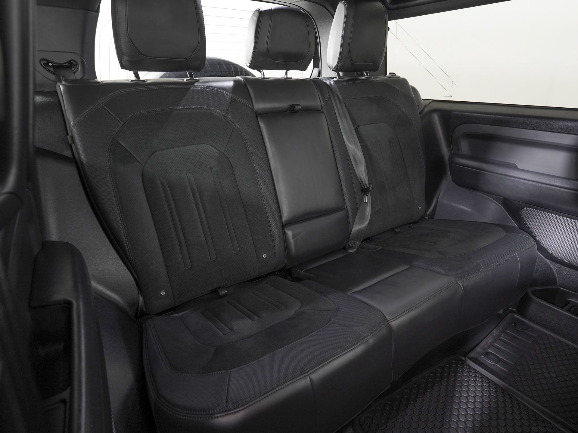 Used 2024 Land Rover Defender 90 Carpathian Edition AWD/4WD image 9