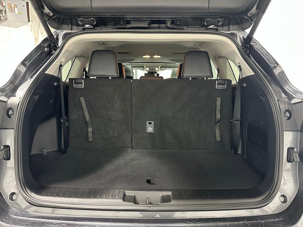 Used 2025 Toyota Highlander XLE image 55