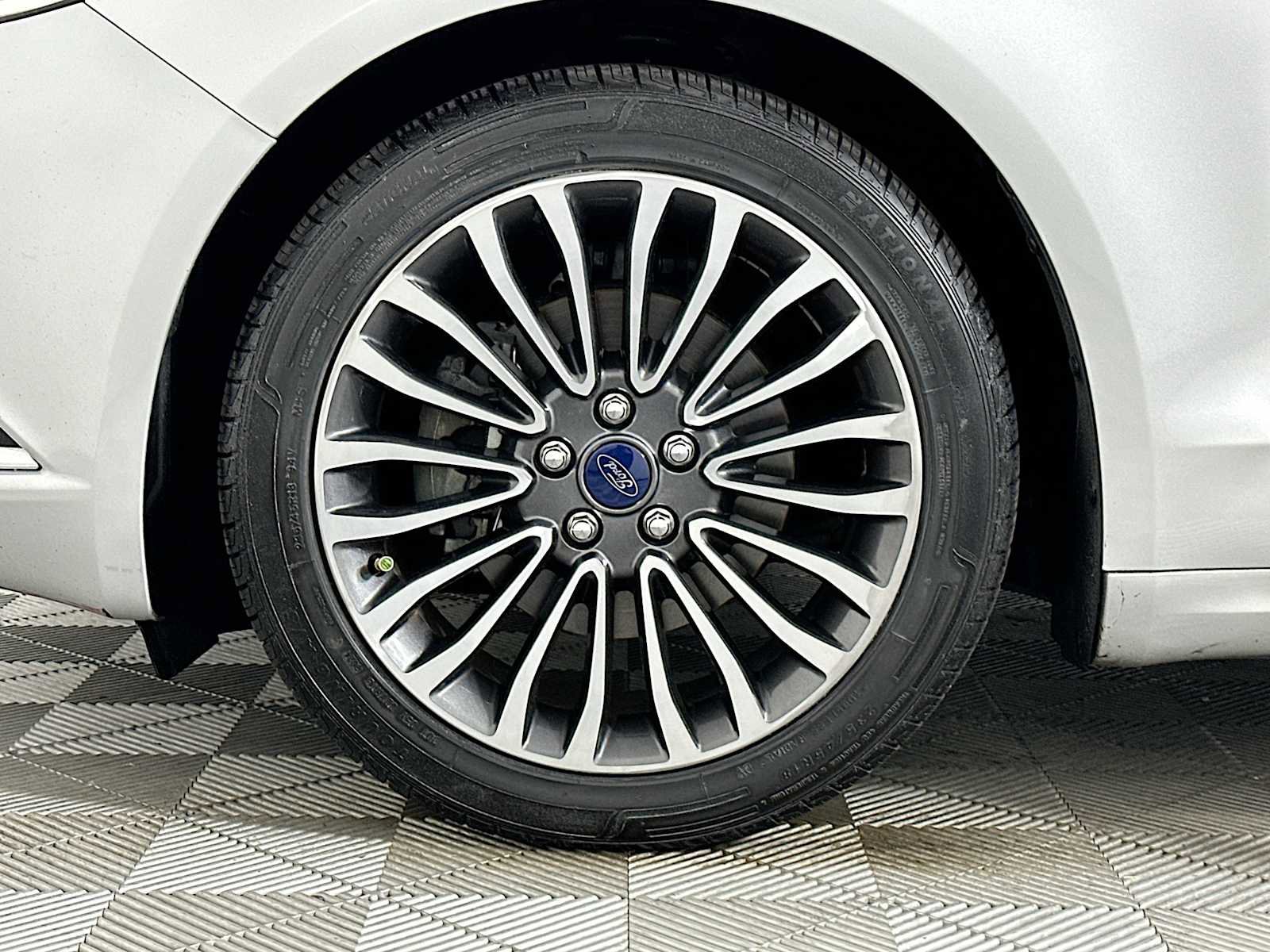 Used 2017 Ford Fusion SE w/ Fusion SE Technology Package image 28