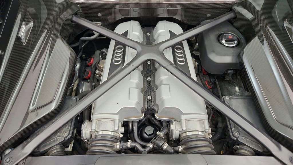 Used 2017 Audi R8 V10 w/ Carbon Exterior Package image 26