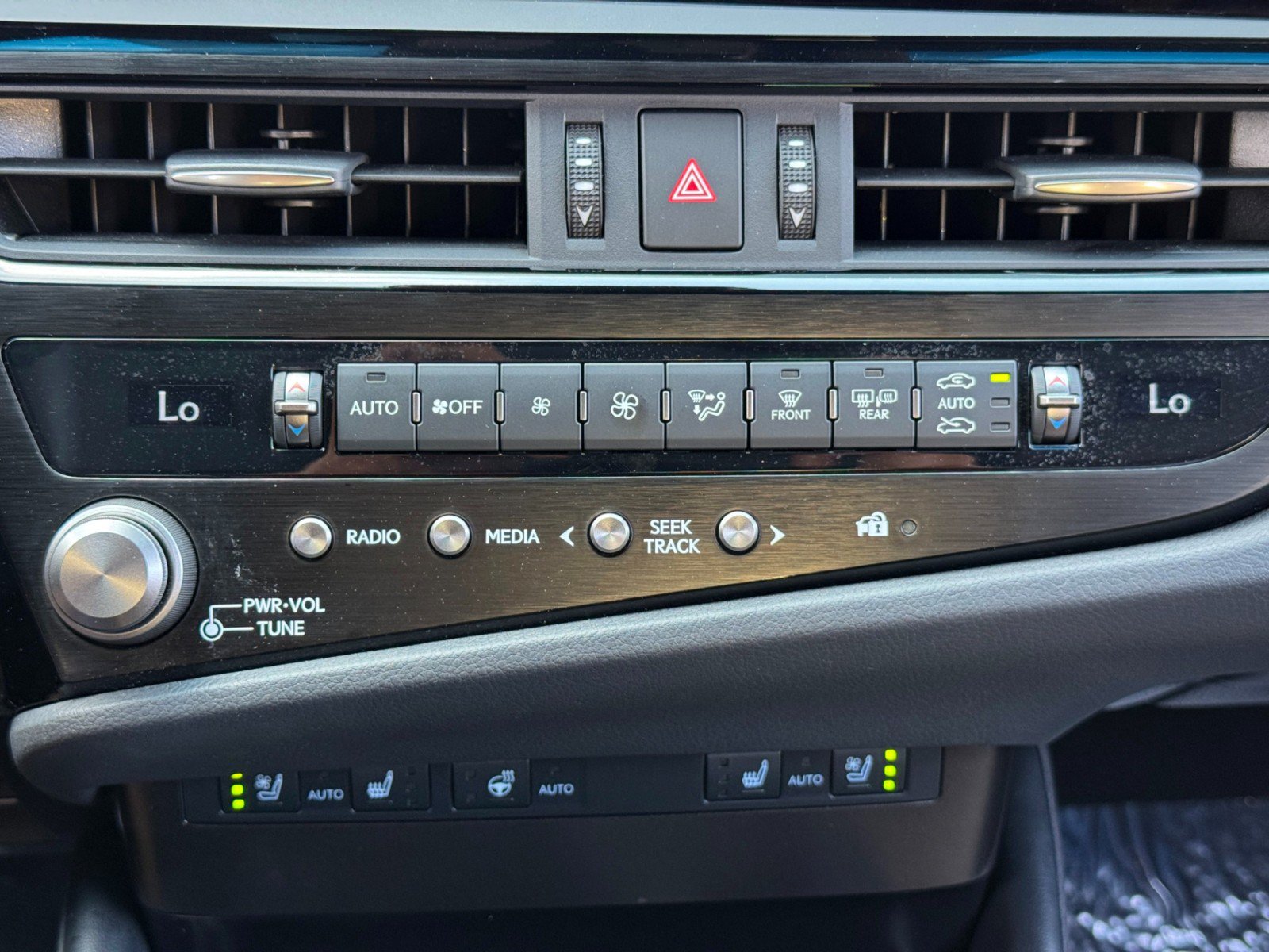 Used 2025 Lexus ES 300h w/ Premium Package FWD image 33