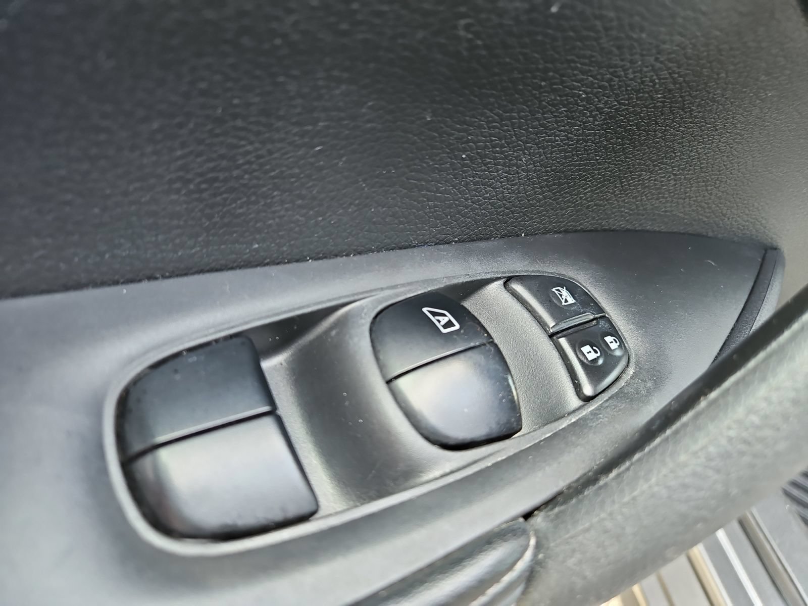 Used 2018 Nissan Rogue SV AWD/4WD image 22