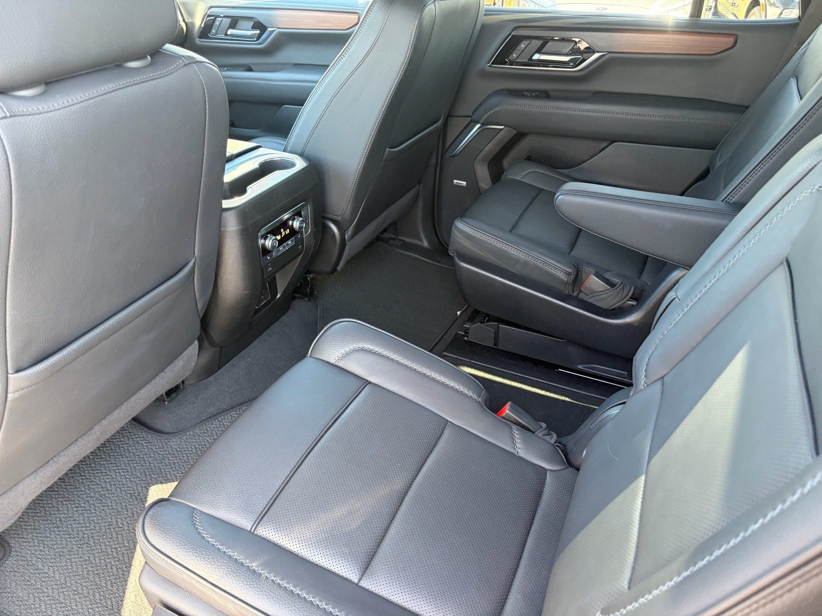 Used 2025 GMC Yukon Denali RWD image 29
