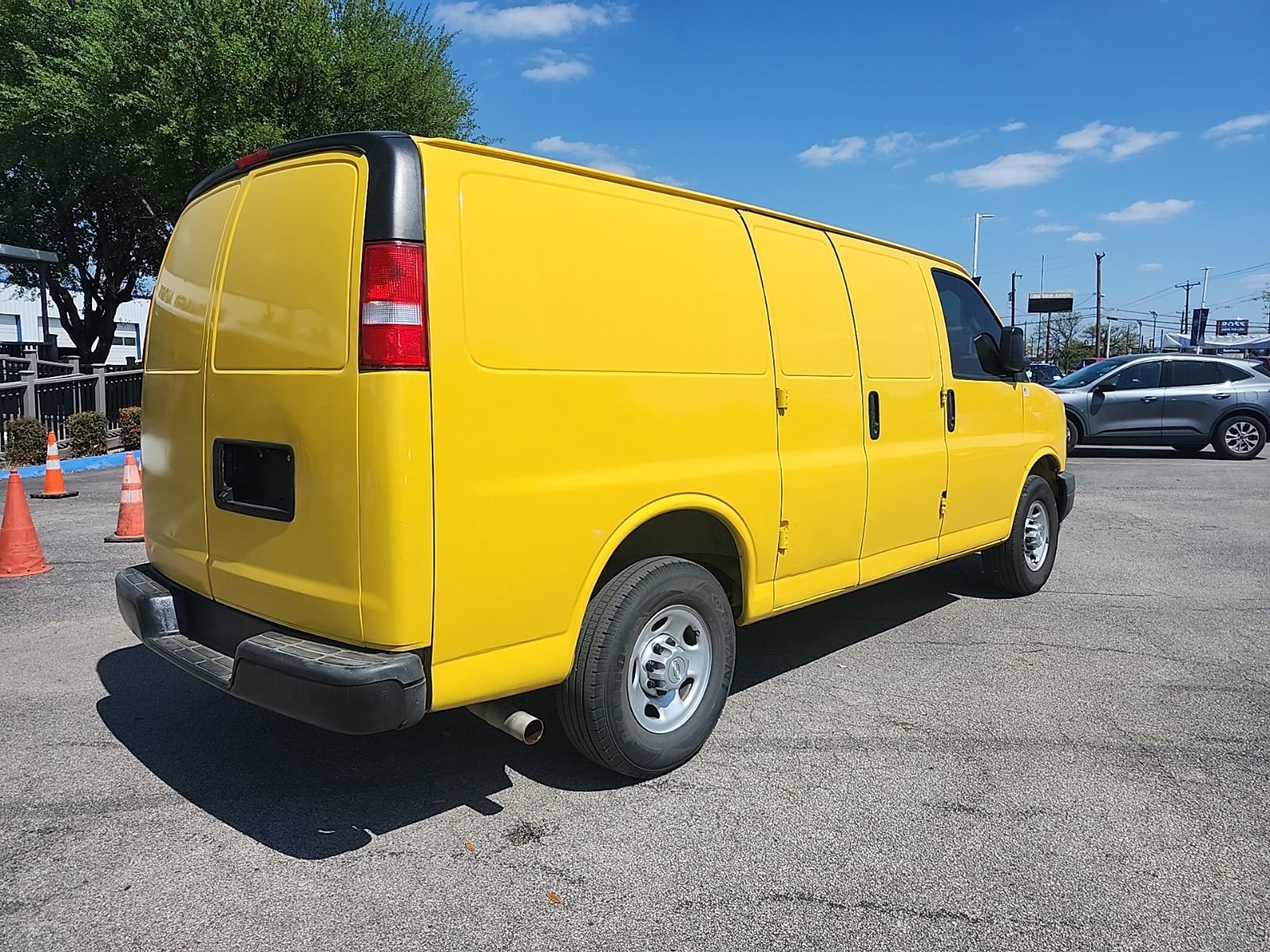 Used 2021 Chevrolet Express 2500 image 3