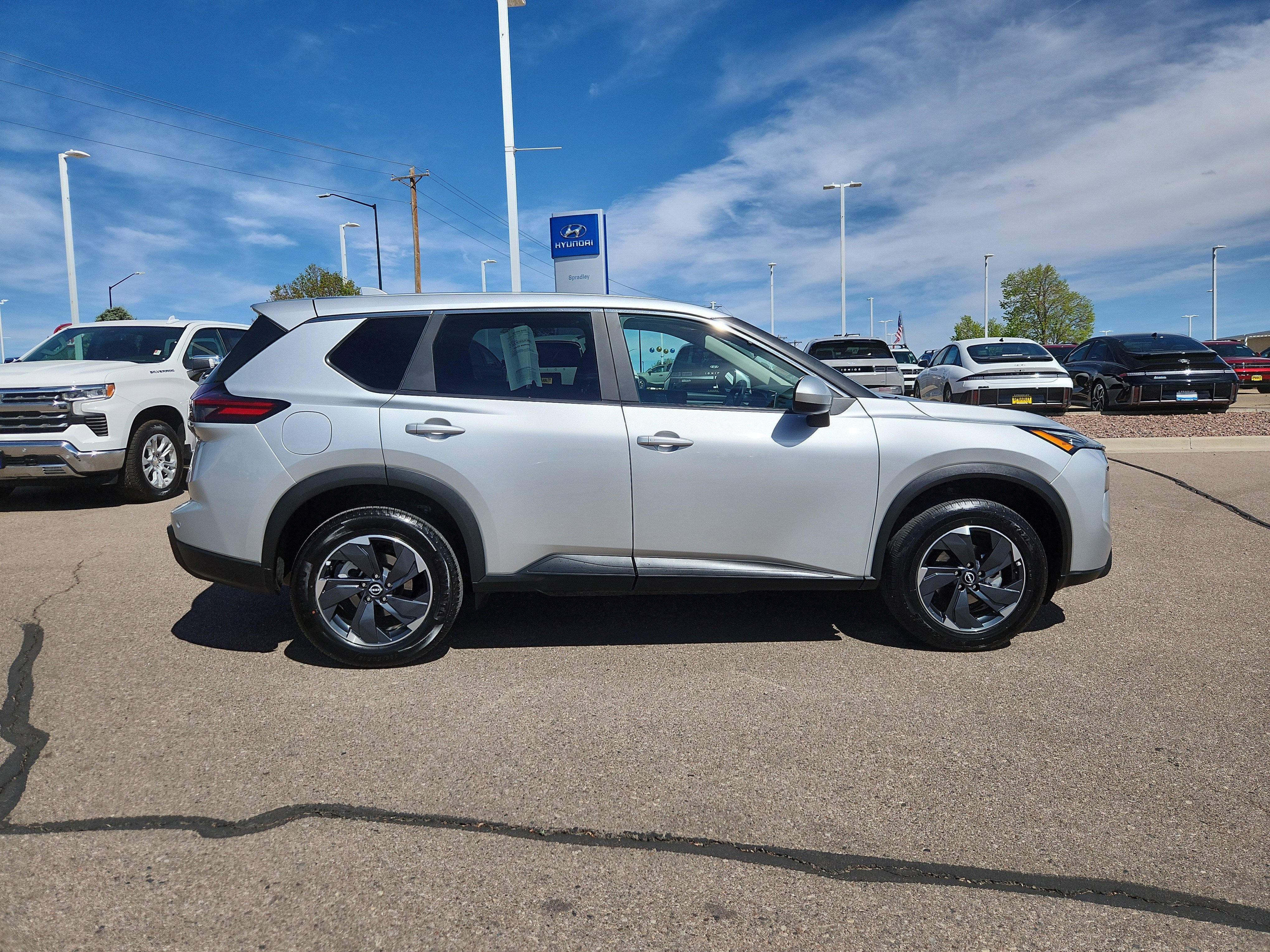 Used 2025 Nissan Rogue SV AWD/4WD image 2