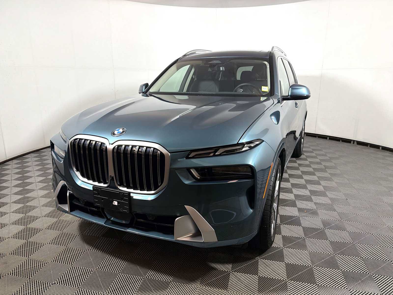Used 2026 BMW X7 xDrive40i w/ Premium Package AWD/4WD image 3
