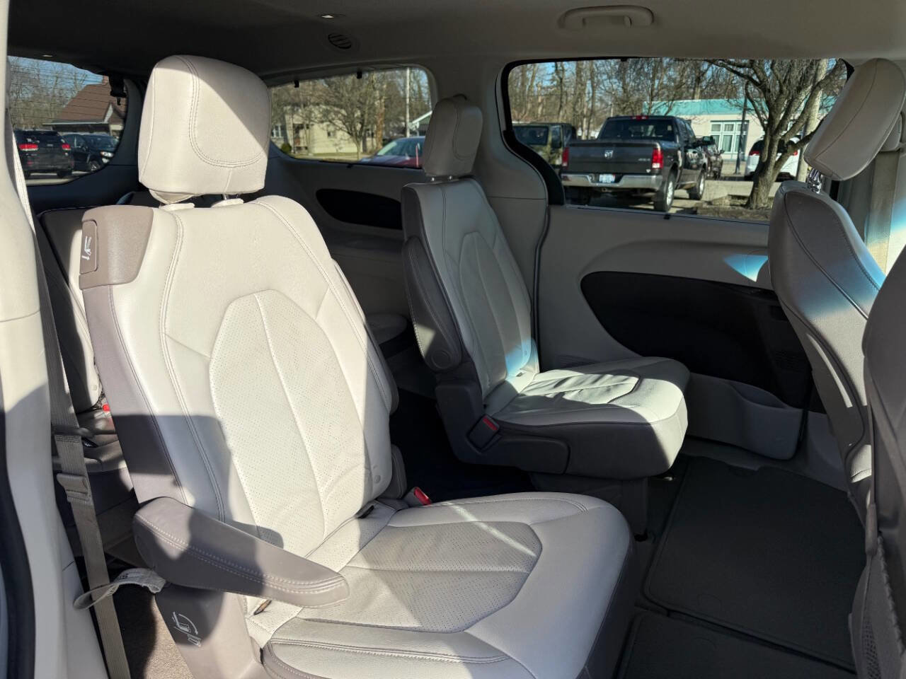 Used 2018 Chrysler Pacifica Touring-L image 31