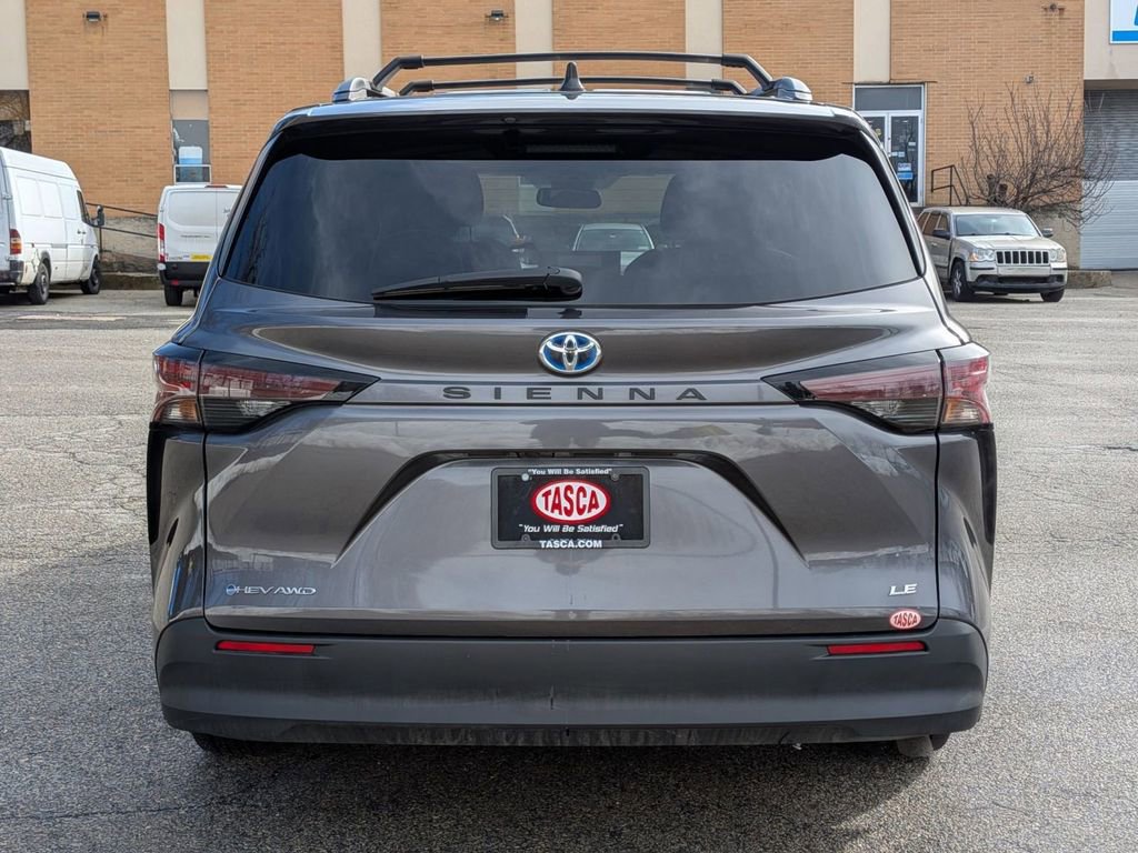 Used 2025 Toyota Sienna LE w/ LE Plus Package image 4