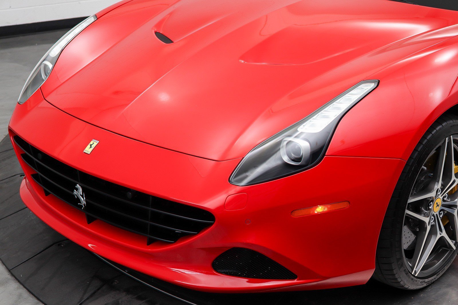 Used 2016 Ferrari California T RWD image 13