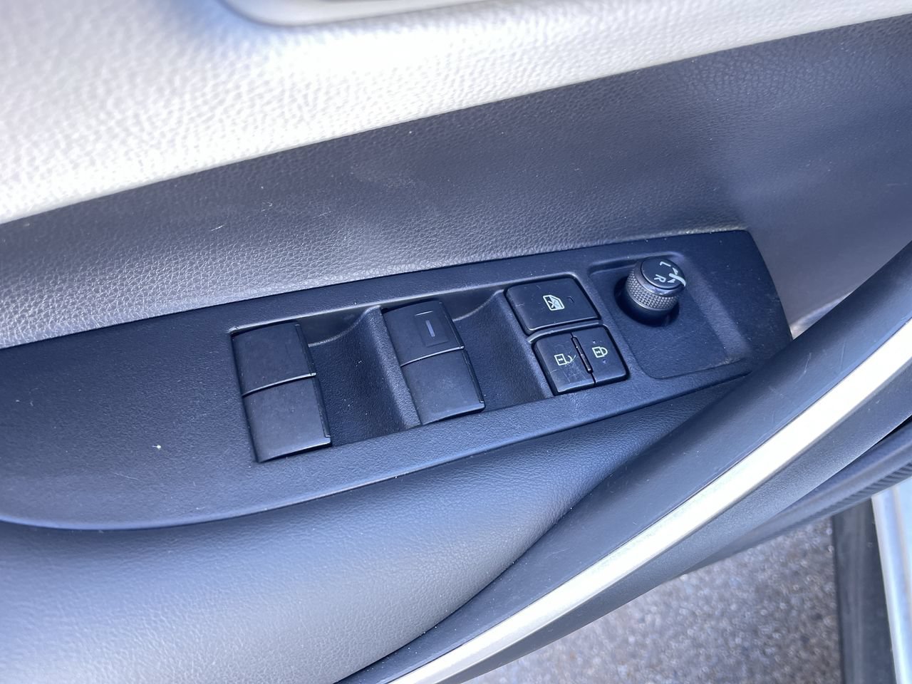 Used 2022 Toyota Corolla SE FWD image 3
