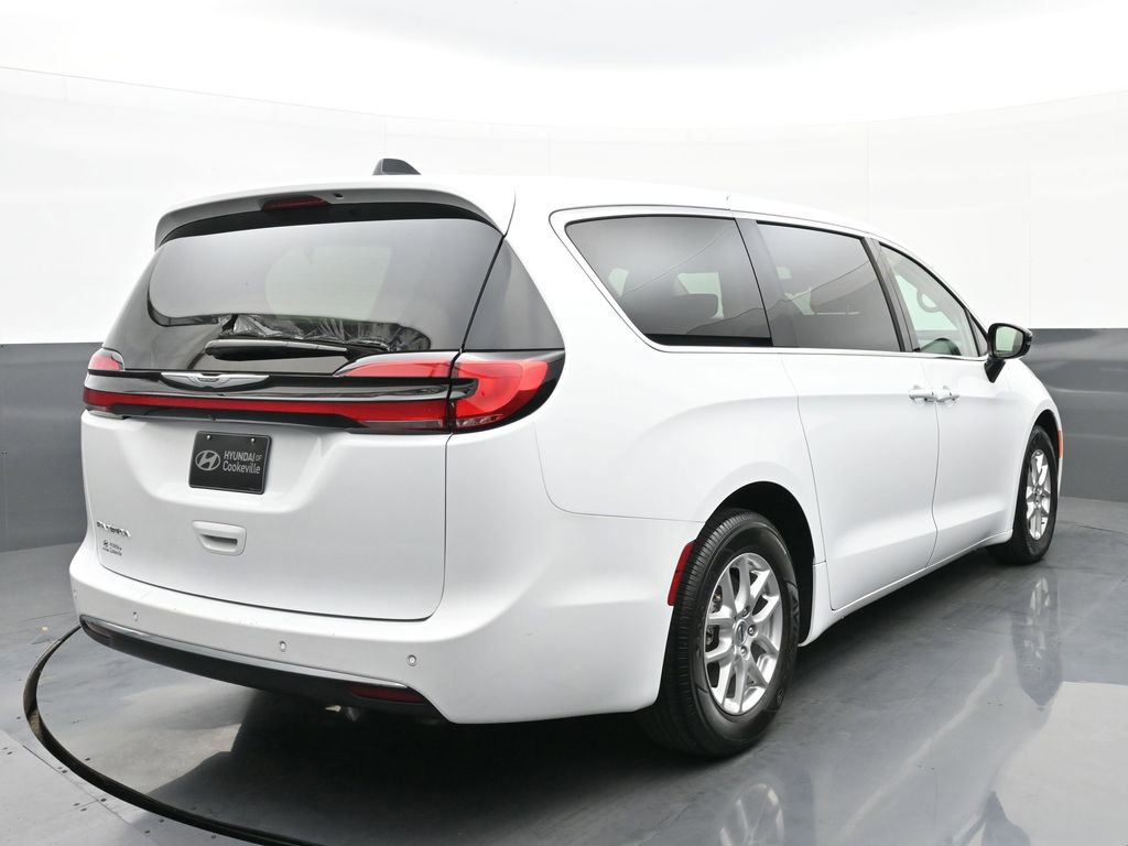 Used 2024 Chrysler Pacifica Touring-L image 3