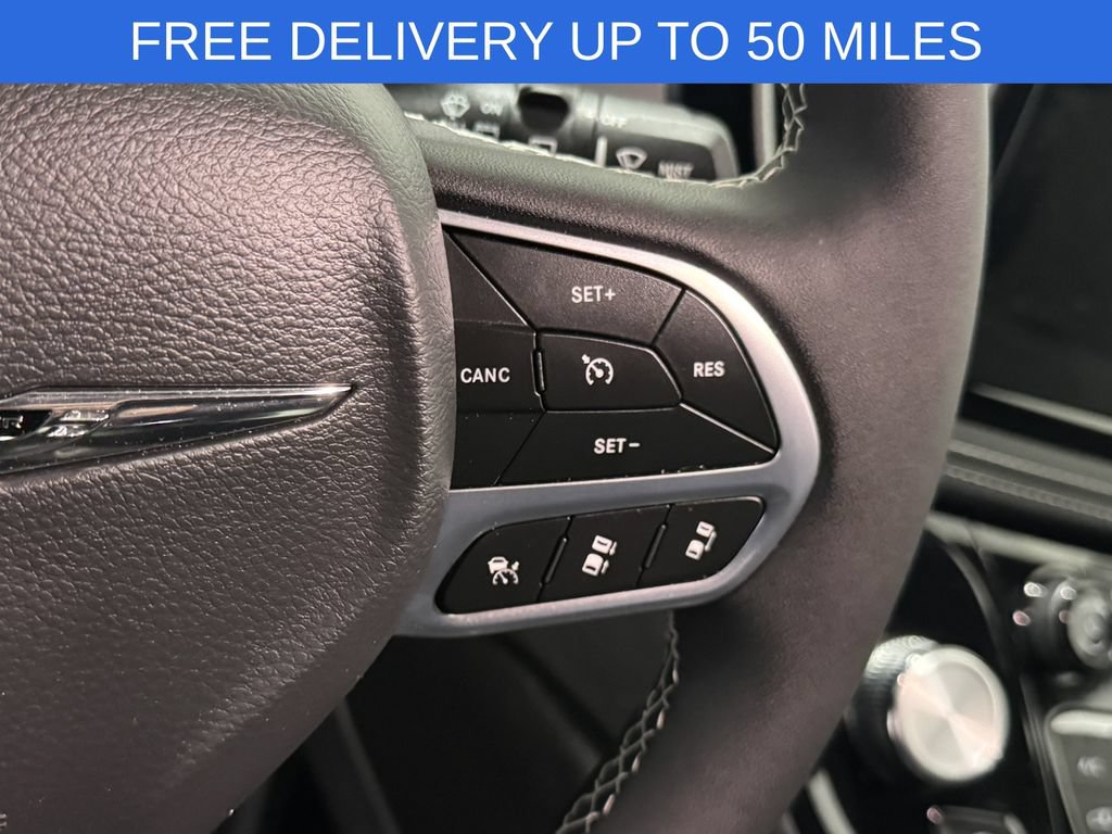 Used 2026 Chrysler Pacifica Limited FWD image 7